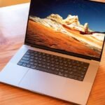 Apple enfrenta atrasos na remessa de MacBooks devido aos bloqueios atingirem a cadeia de suprimentos da China